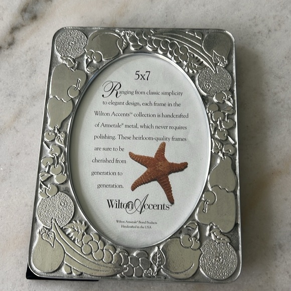 Set of Two Vintage Wilton Armetale Picture Frames - Picture 2 of 9